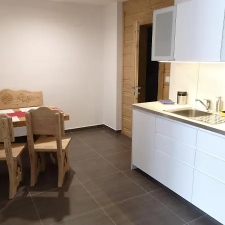 Stonegallery מלון דירות 4*